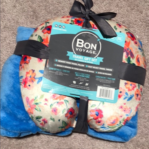 New with tags TRAVEL GIFT SET blanket & pillow ✈️ - Picture 5 of 5